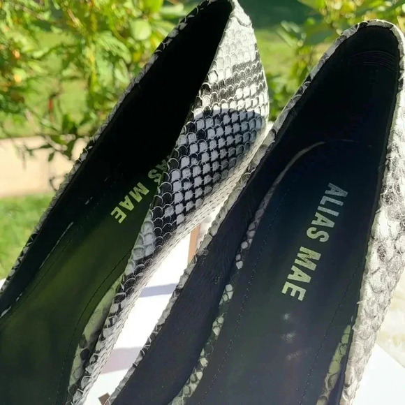 Alias Mae Black & White Snake Skin Pumps - Picture 6 of 13